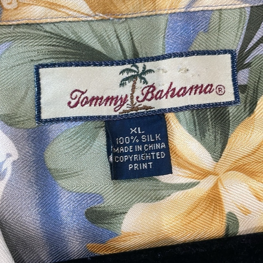 Tommy Bahama Men's Button Up Hawaiian Floral Shirt
100% Silk Size XL - Picture 12 of 13